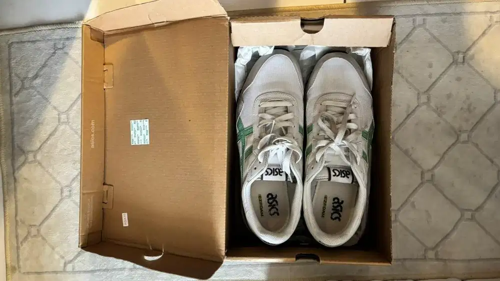 sepatu asic putih strip hijau 42