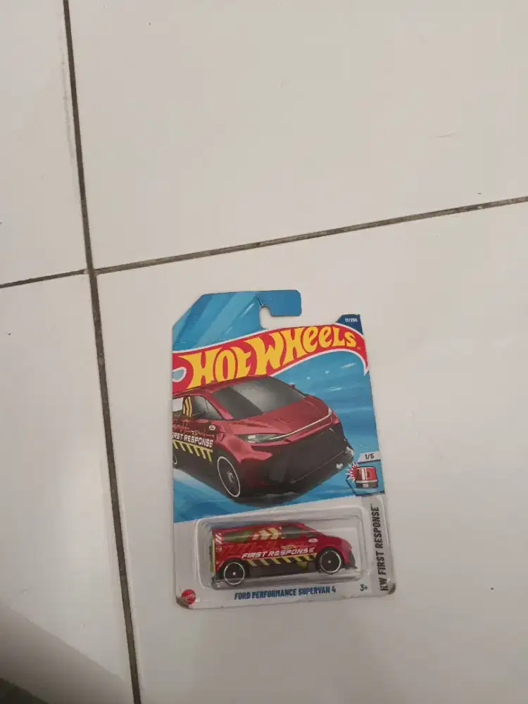 DIJUAL HOTWHEELS TREASURE HUNT REGULER  FORD PERFOMANCE SUPERVAN 4