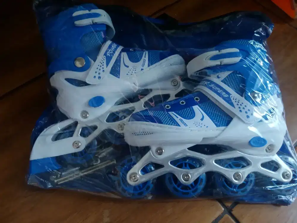 sepatu roda biru, new 100%