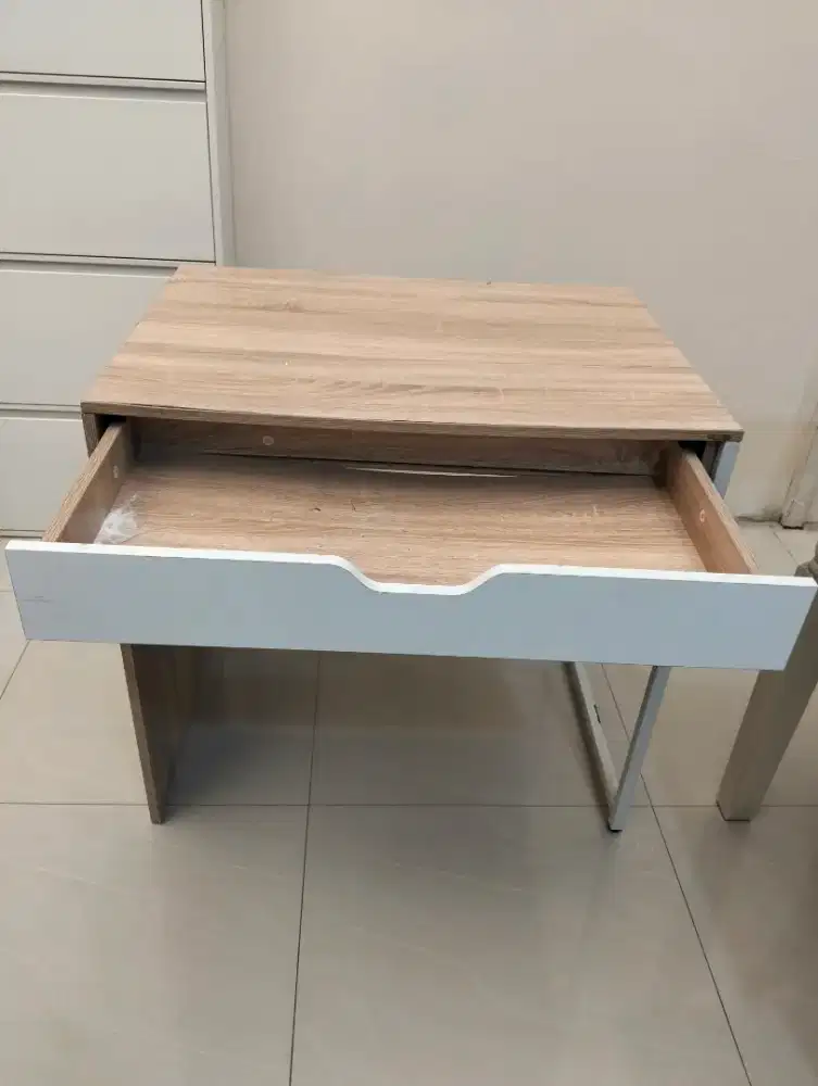 Meja Laci Kayu, Putih