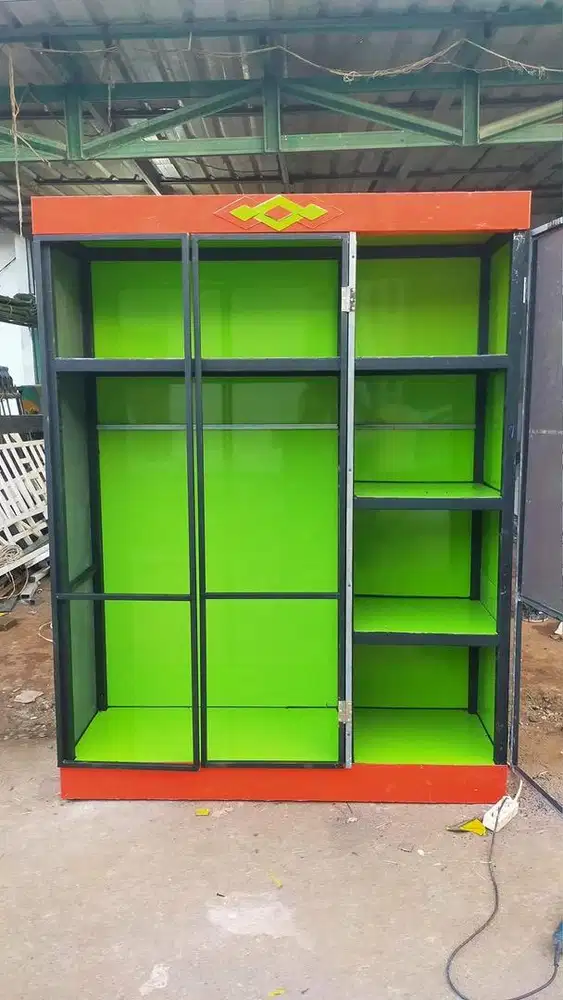 Pintu lemari besi