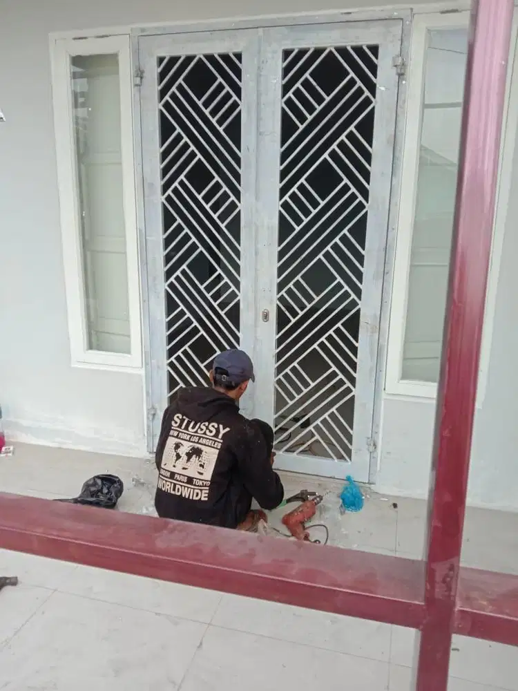 Pintu besi model satu daun