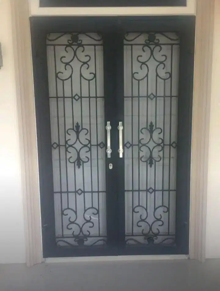 Pintu besi tempahan