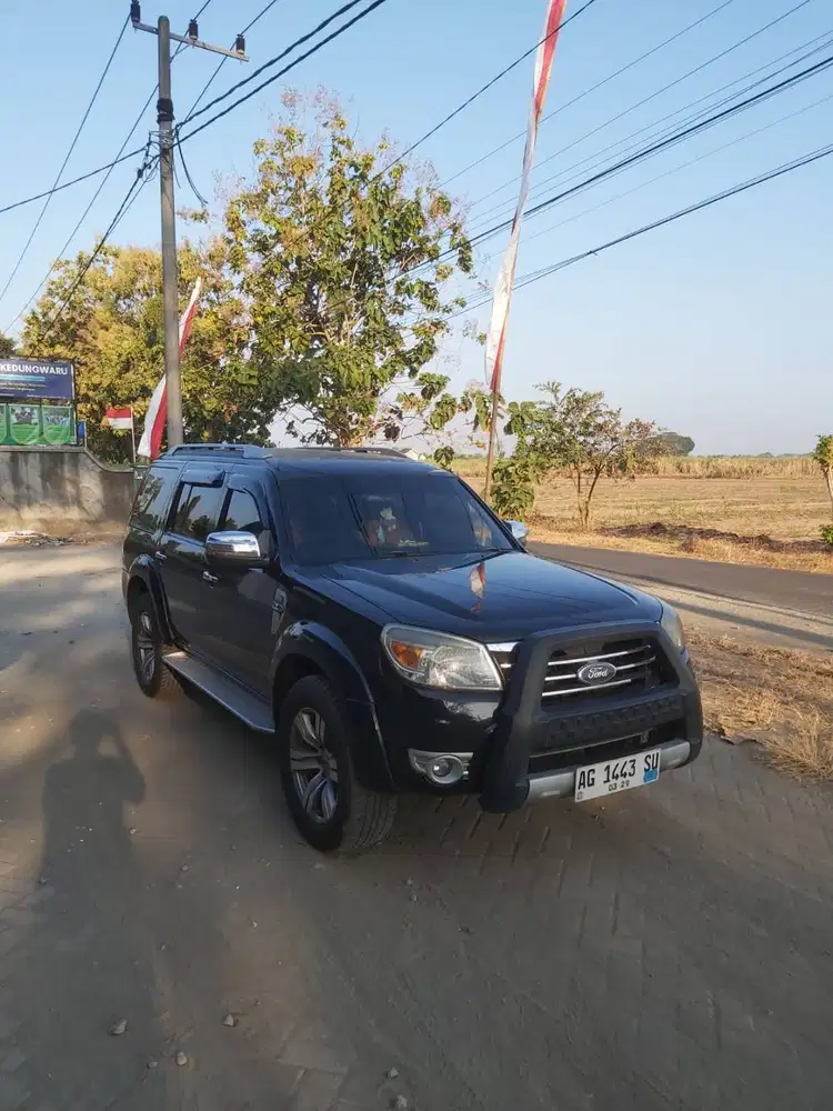 Dijual Ford Everest 2009 kondisi istimewa interior bagus