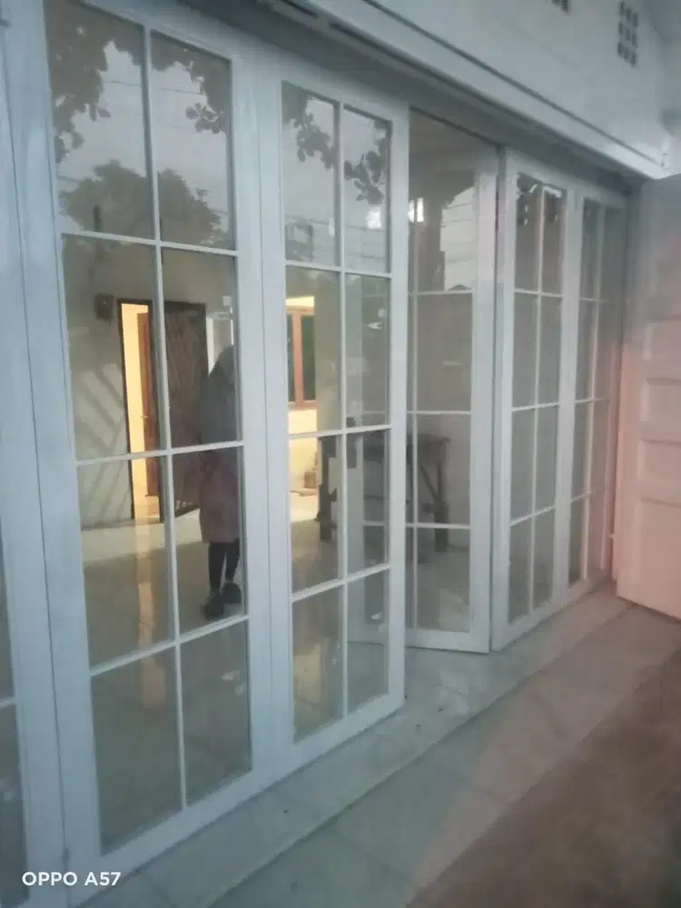 Pintu lipat kaca