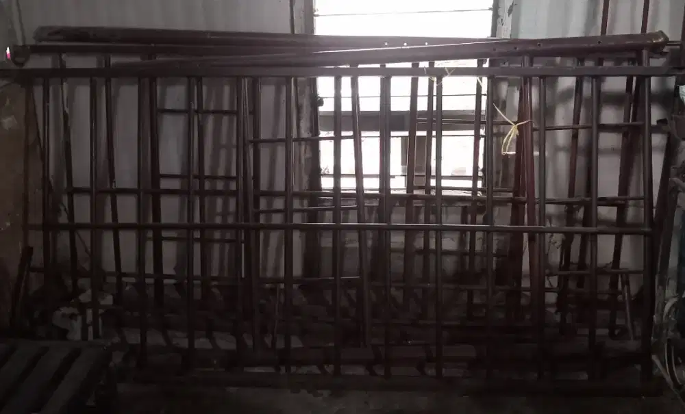 tempat tidur tingkat besi jadul