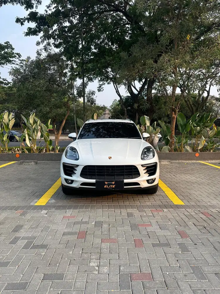 Porsche Macan 2.0L AT 2017 On Warranty