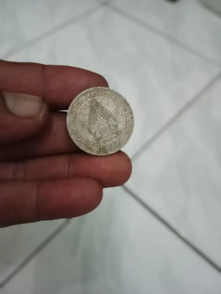 Uang logam nikel Rp 100 tipis