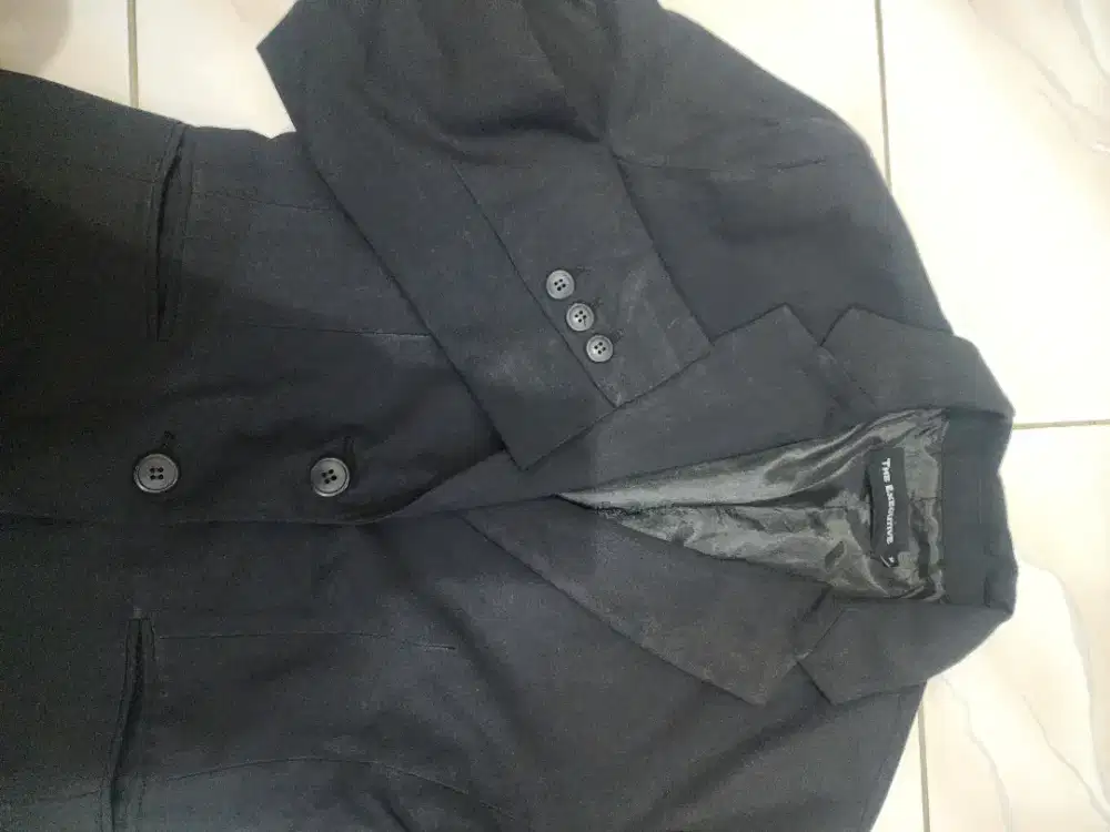 Blazer hitam merk the executive
