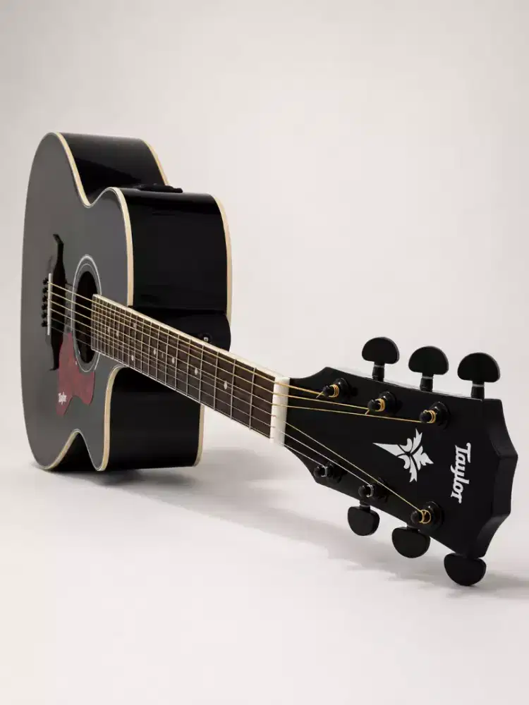 Gitar akustik elektrik Taylor