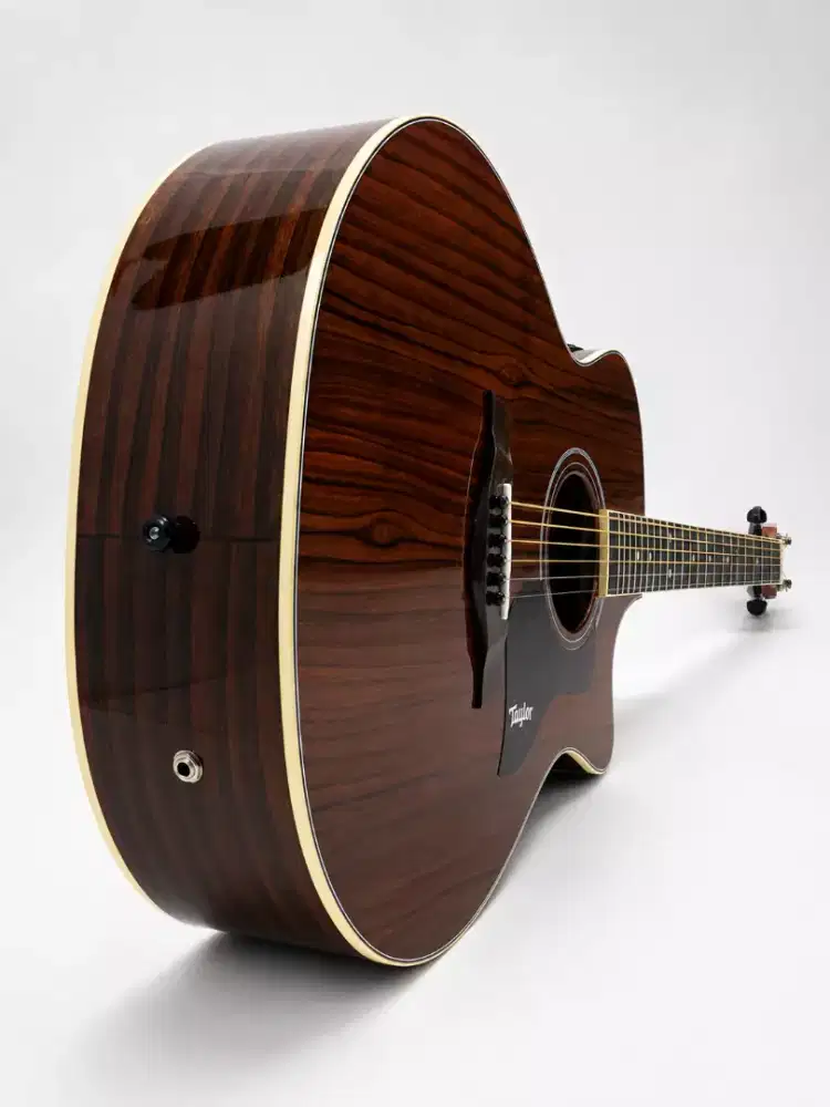 Gitar akustik elektrik Taylor