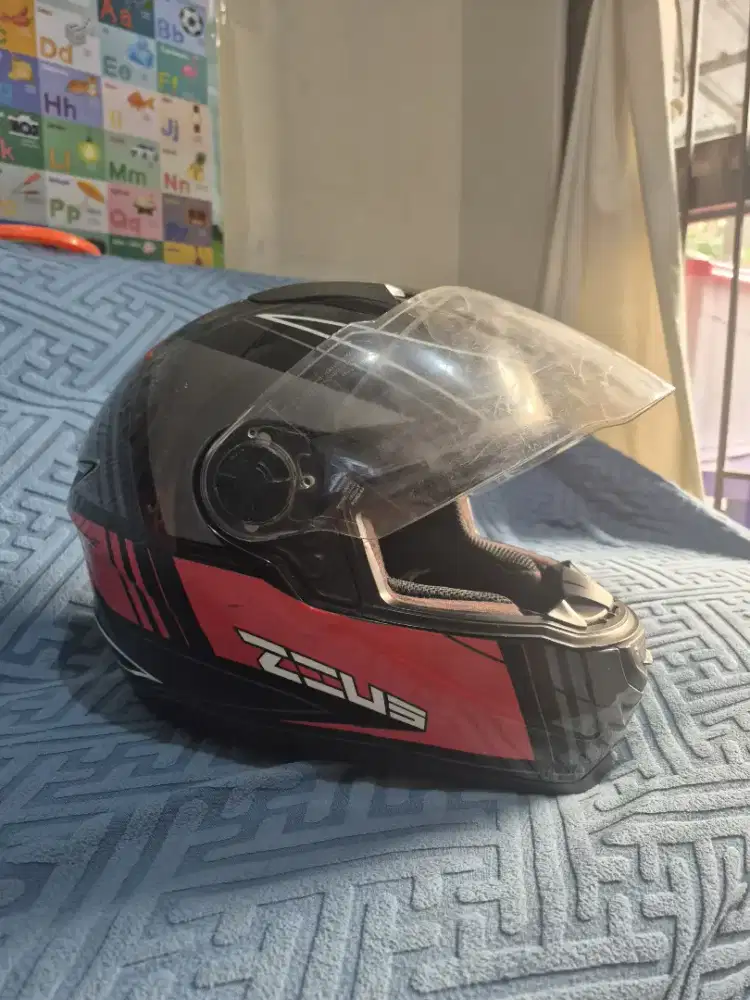 Helm Zeus ZS 811