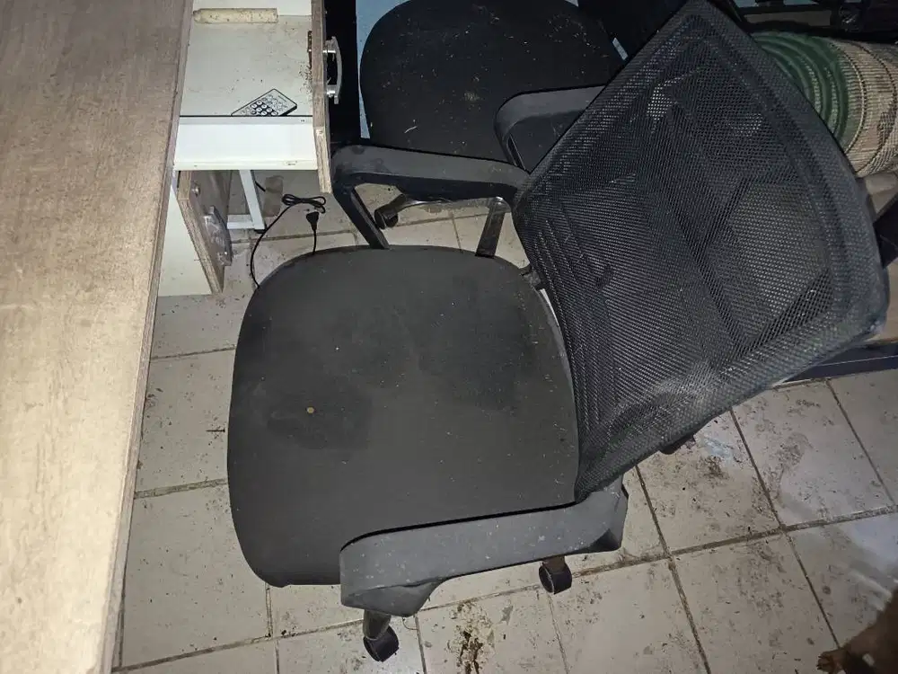 SATU SET MEJA DAN KURSI KANTOR BAGUS MURAH KEKINIAN HARGA 500RB!!
