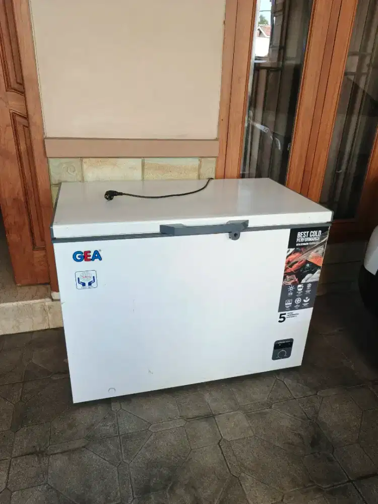 DIJUAL FREEZER GEA 318L