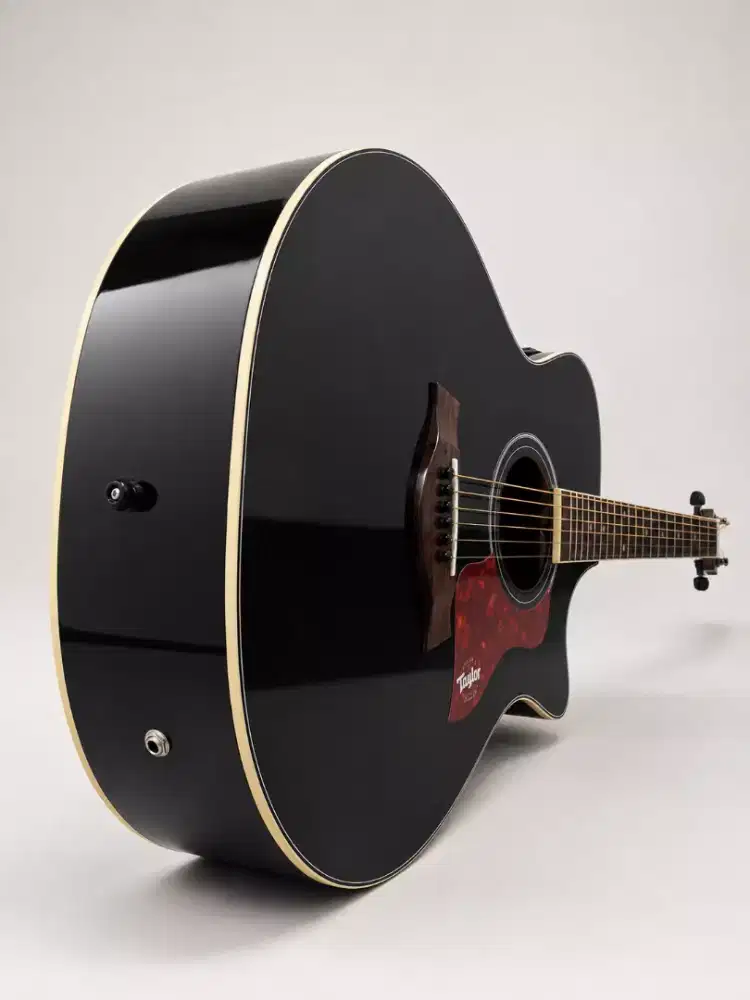 Gitar akustik elektrik Taylor
