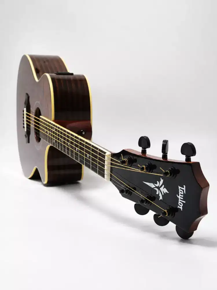 Gitar akustik elektrik taylor