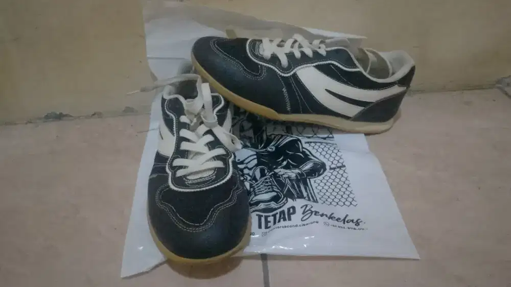 Sepatu second fila