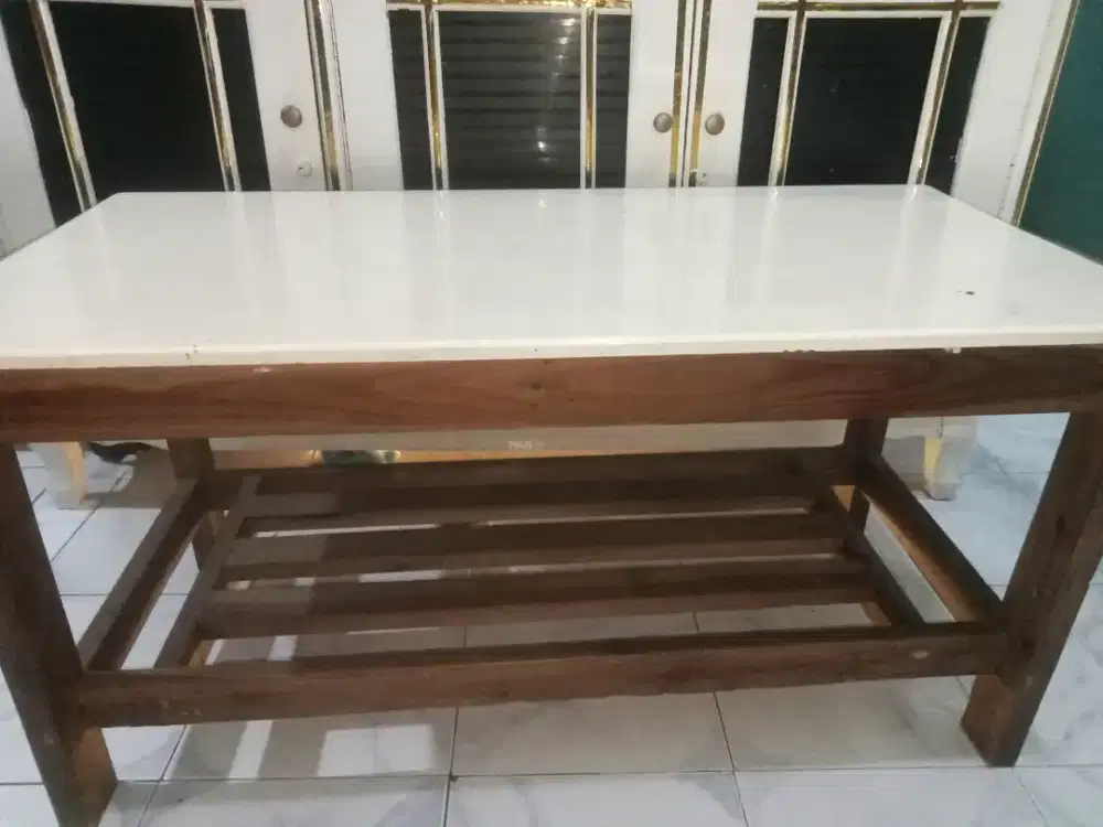 Meja kayu kokoh