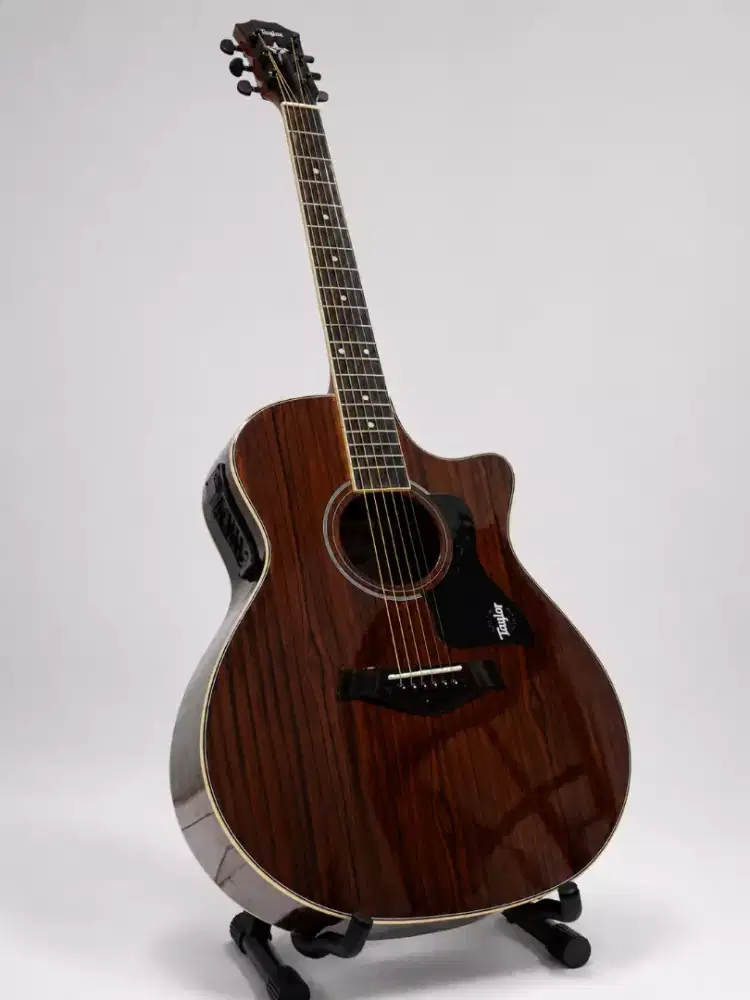 Gitar akustik elektrik Taylor