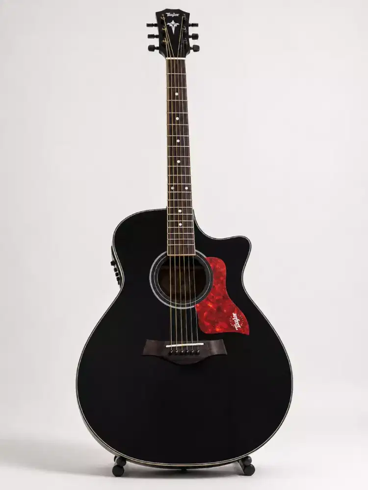 Gitar akustik elektrik Taylor