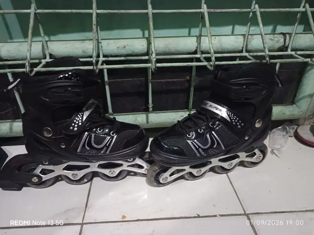 Sepatu roda warna hitam