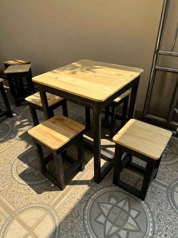 1 set meja kopi dan 4 bangku