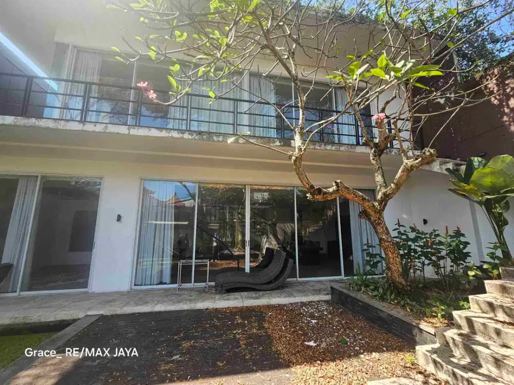 Tanah Komersial Bonus Bangunan ex Villa di Area Turis Seminyak Kuta