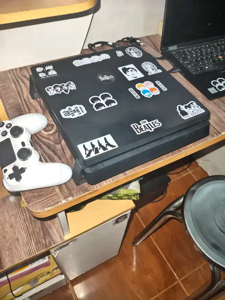 PS4 Slim Seri 22 1TB Mulus Normal - Siap Pakai (Delitua)