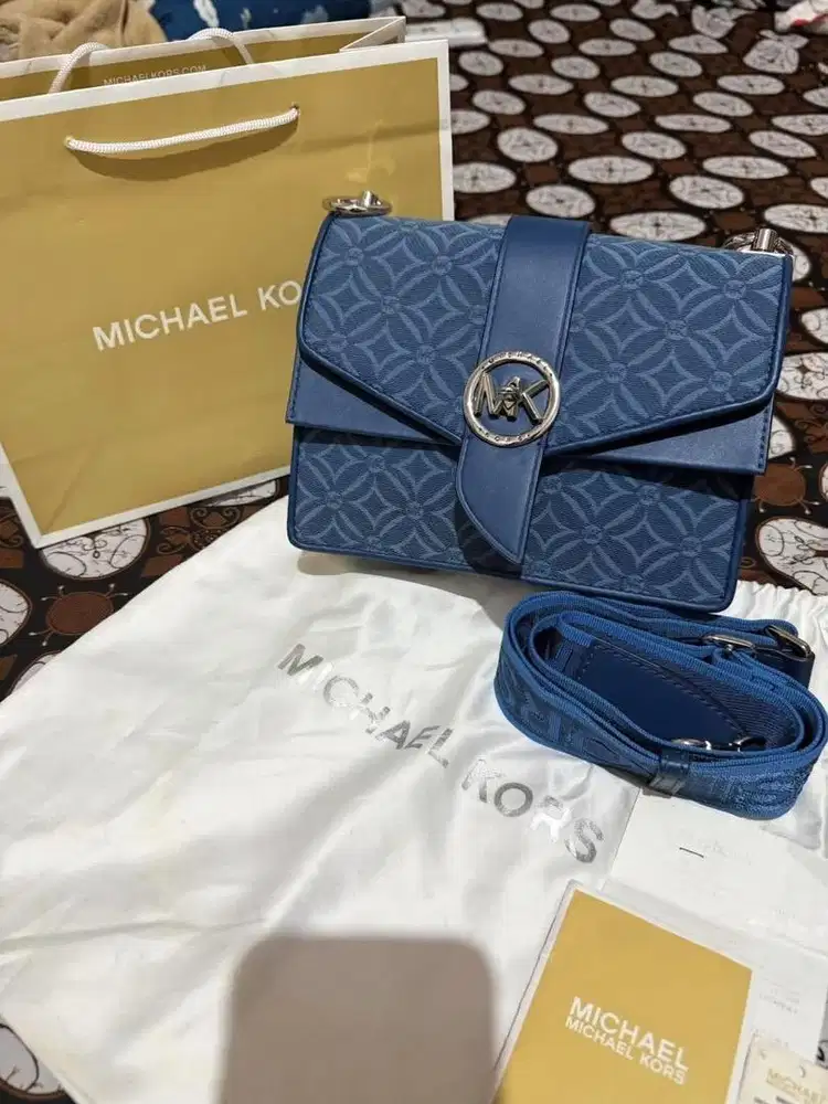 Michael kors sling bag