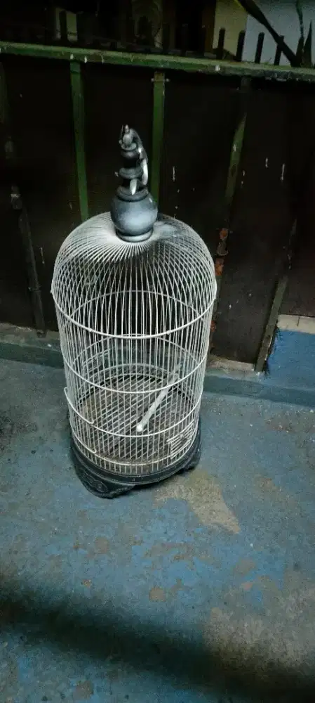 Sangkar besi bekas