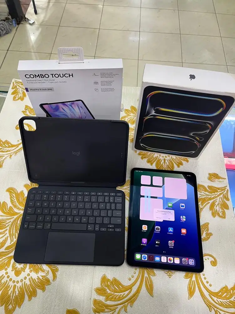 Ipad pro M4 256GB Wifi Plus Logitech Combo Touch Fullset Original