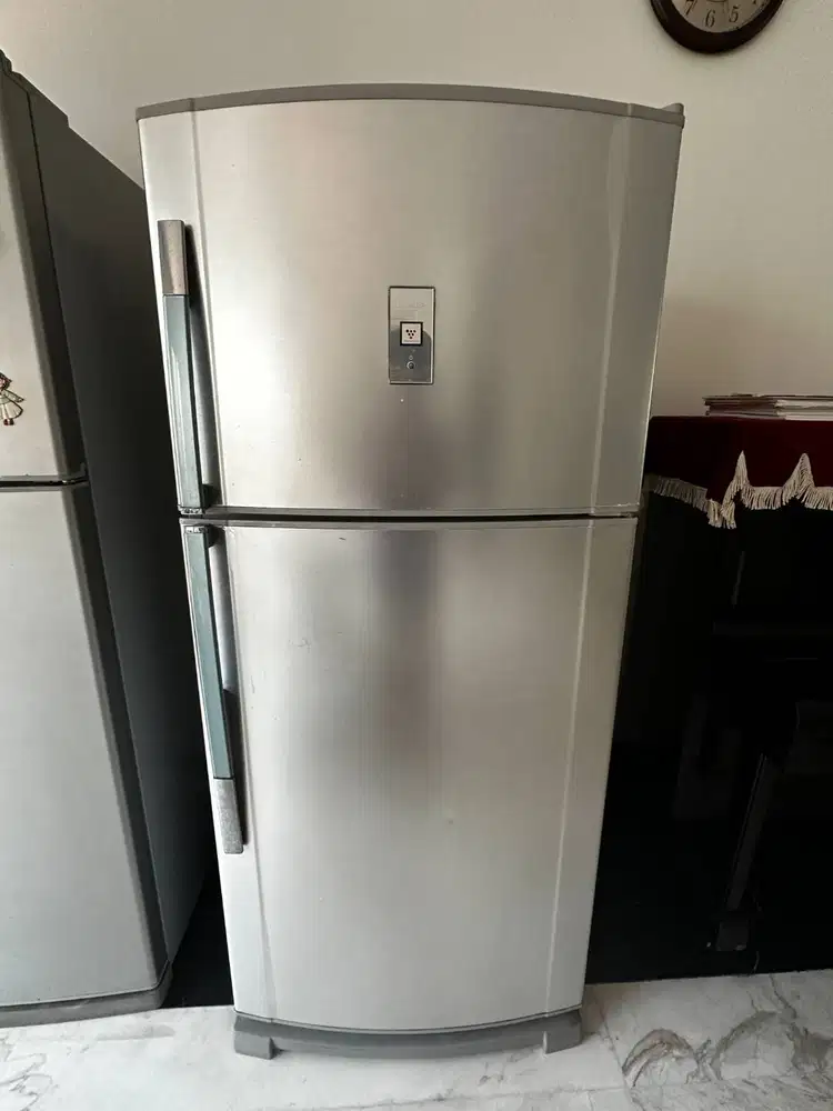 Kulkas Sharp 2 Pintu Refrigerator Freezer Mulus Original SJ-P712NLV-SL