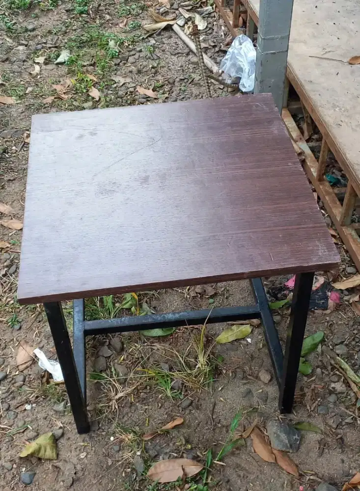 Di jual Meja Cafe Besi 45x50 Second Murah Kokoh