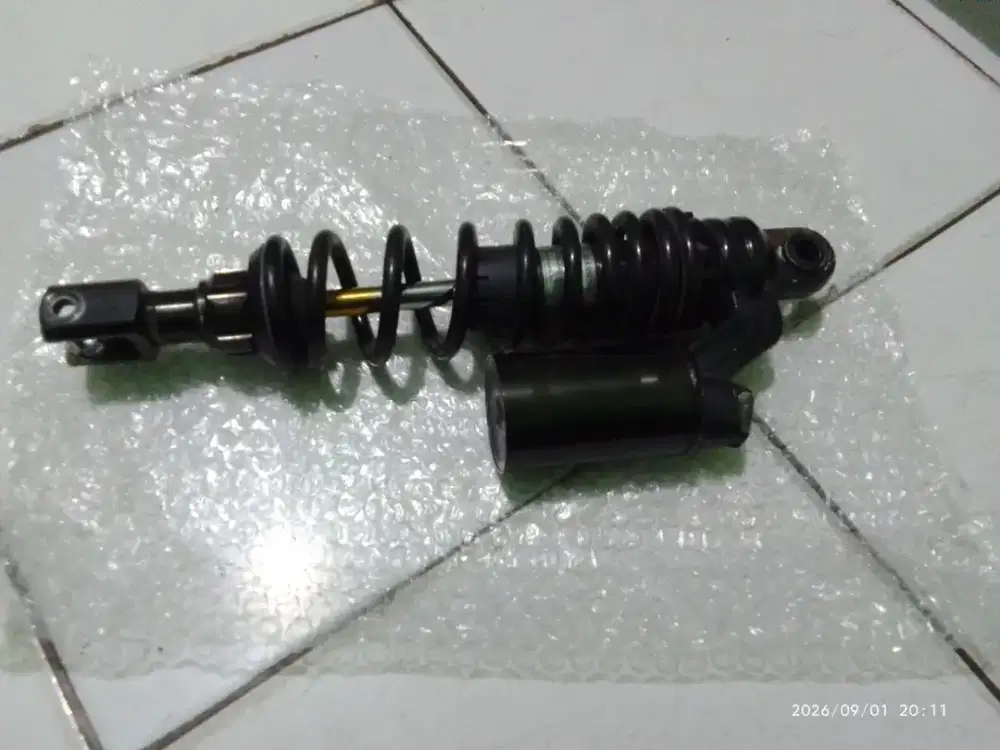 Shock tabung ktc dan shock Yamaha merah