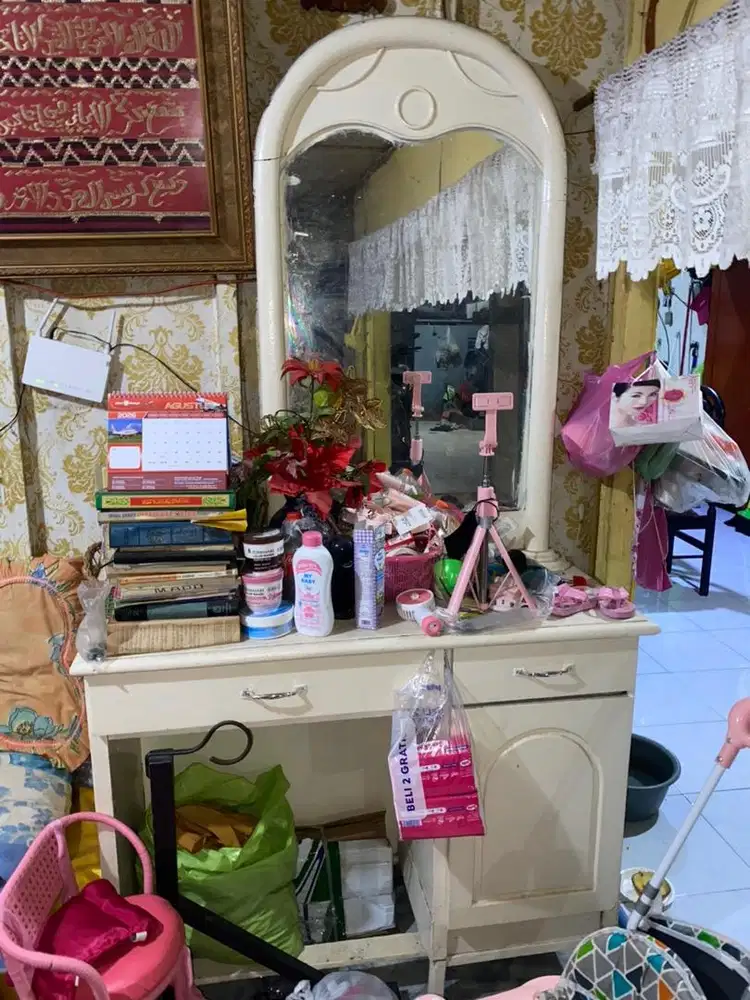 Lemari Rias Kayu Tinggi 200cm