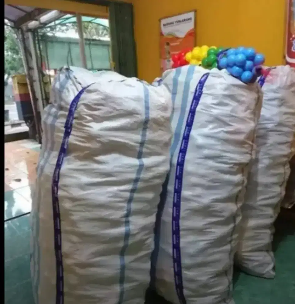 Mandi bola dan meja pasir