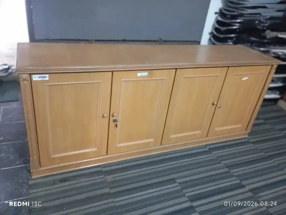 Bufet kayu 4 pintu