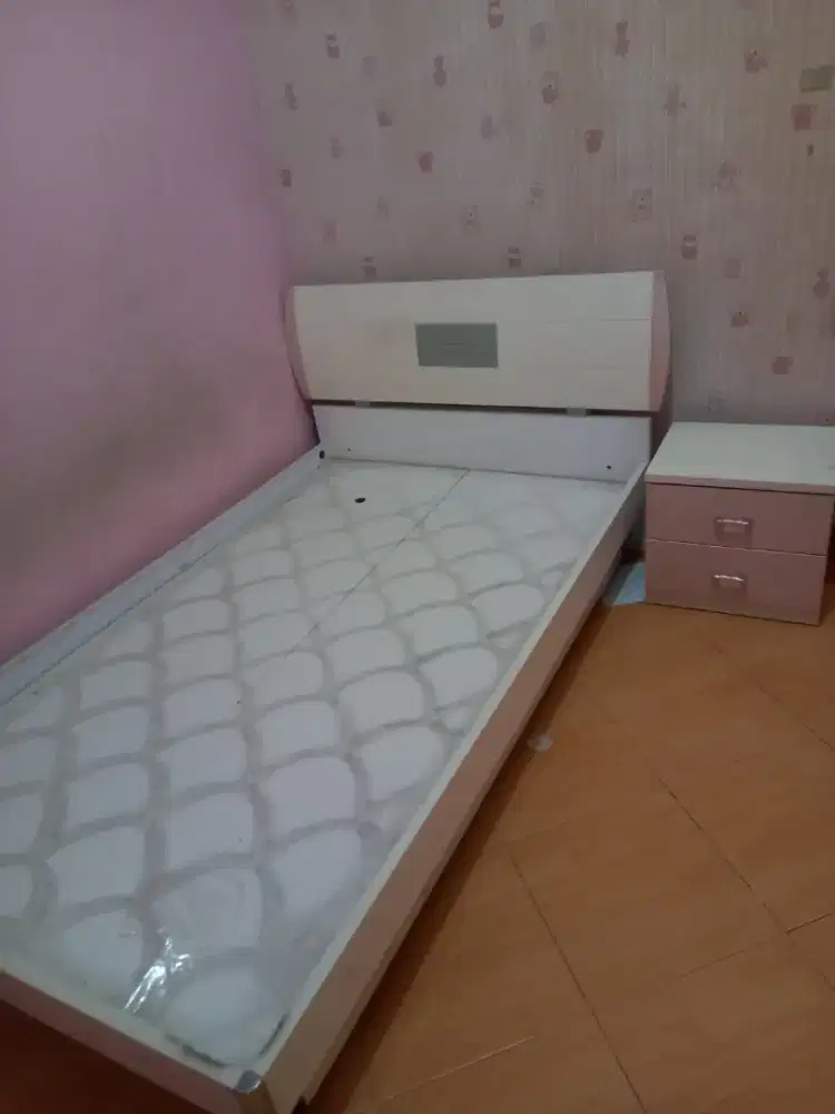 Dijual Kasur Tempat Tidur dan Lemari