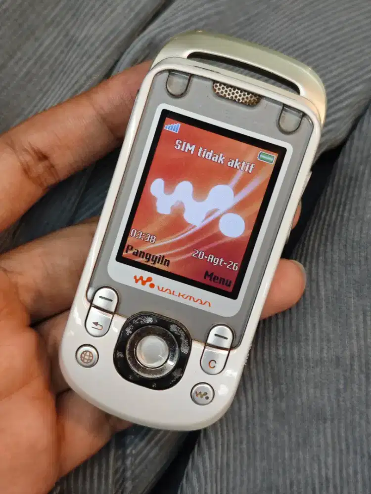 Sony Ericsson W550i white hp cas sinyal regist