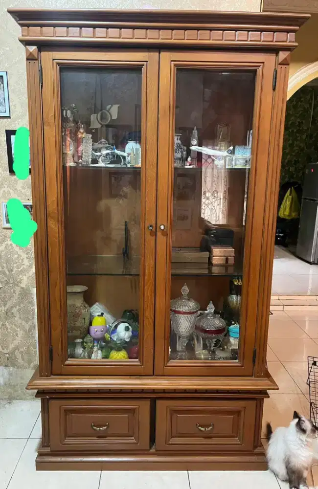 Lemari pajangan jati