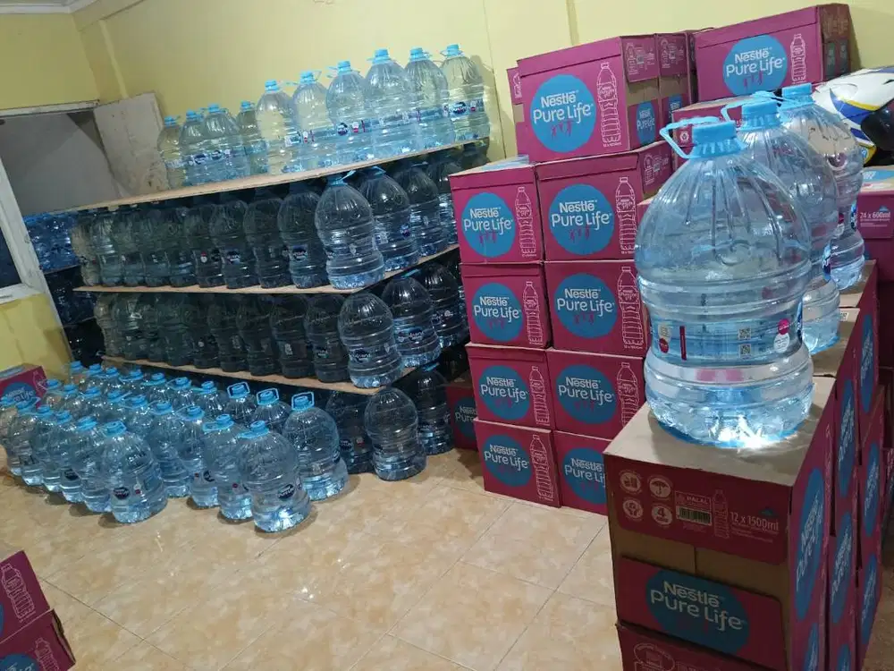 KARYAWAN JAGA TOKO GALON NESTLE PURE LIFE