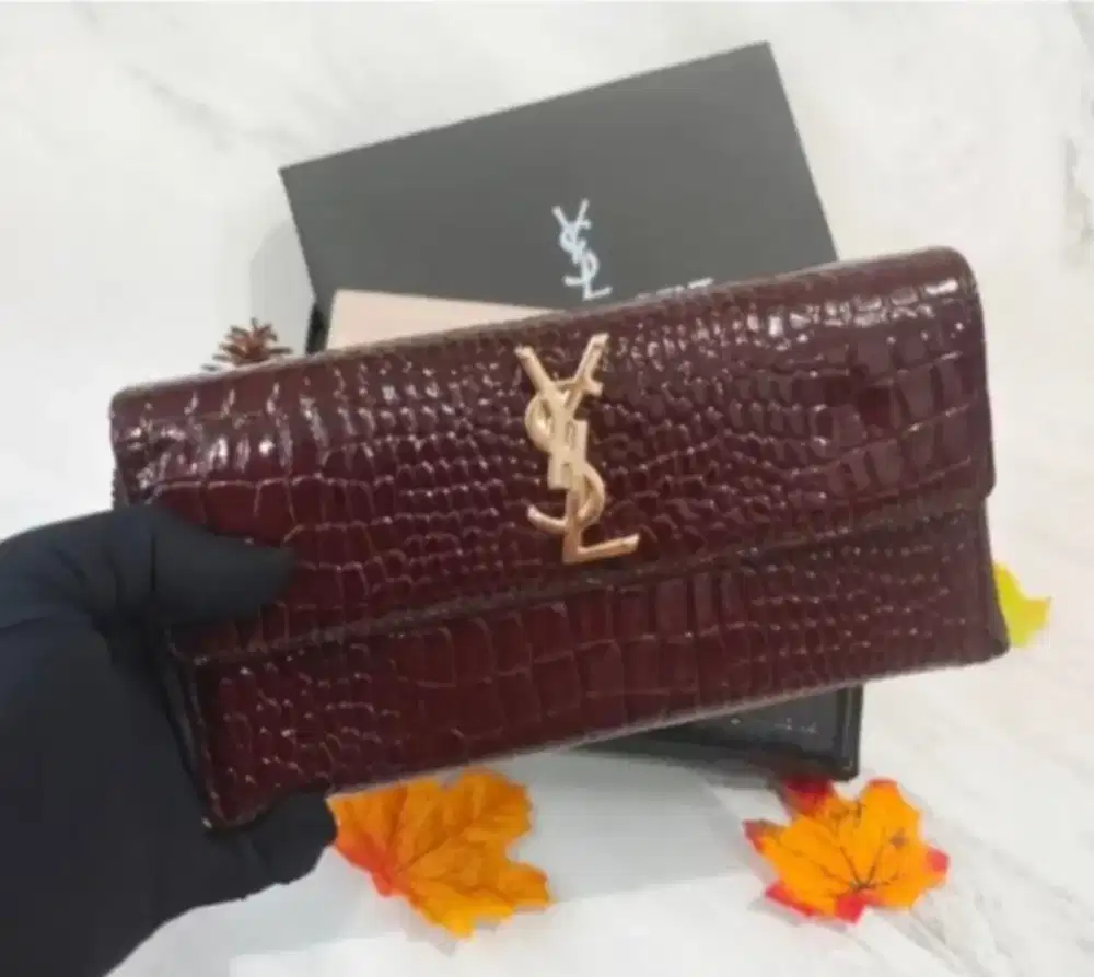 Dompet mewah merah tua