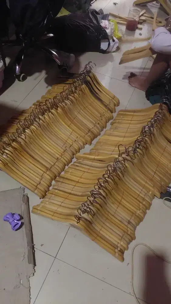 Hanger kayu bekas pernis