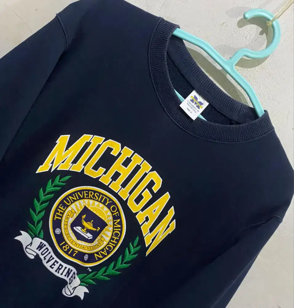 GLOBAL UNIQLO Crewneck Big Logo