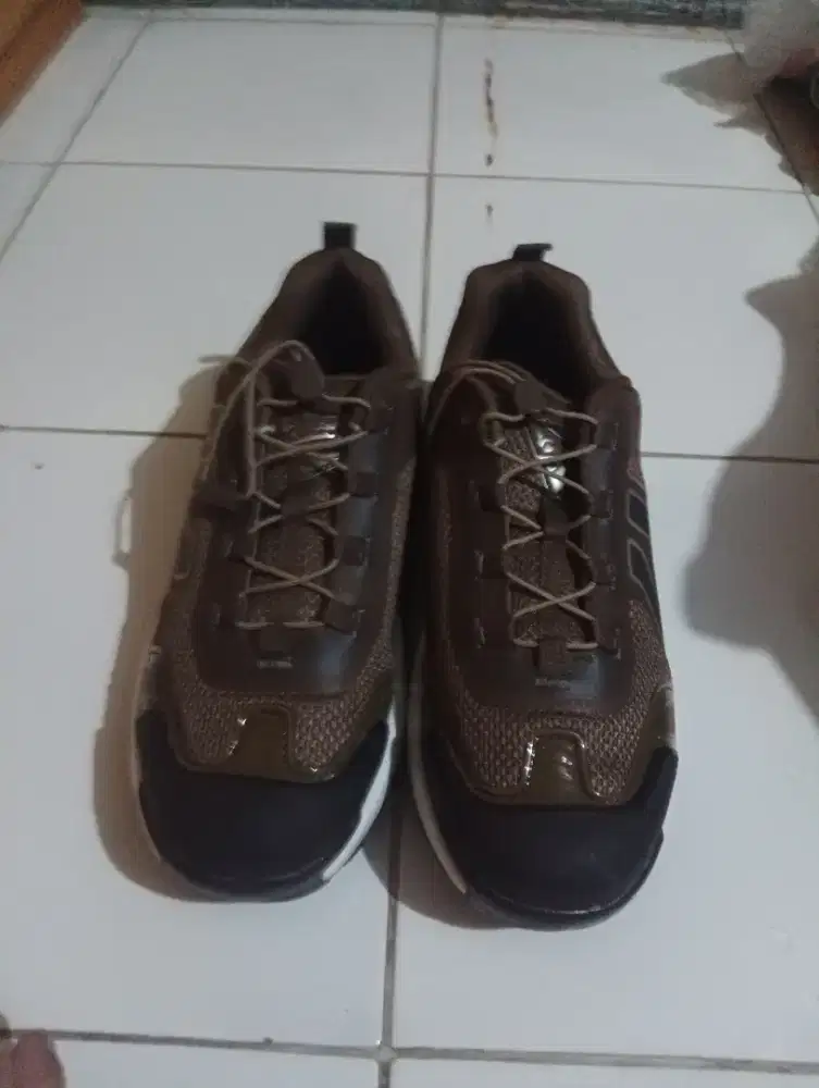 Dijual Sepatu LV Trail Italy Like New Mantap