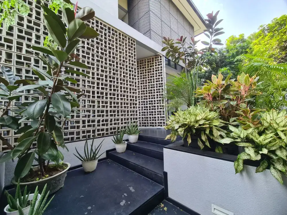 LXMMT 0011 Disewakan / For Rent Rumah 2 Lantai Full Furnished Dengan Kolam Renang Area Kebayoran Baru Jakarta Selatan