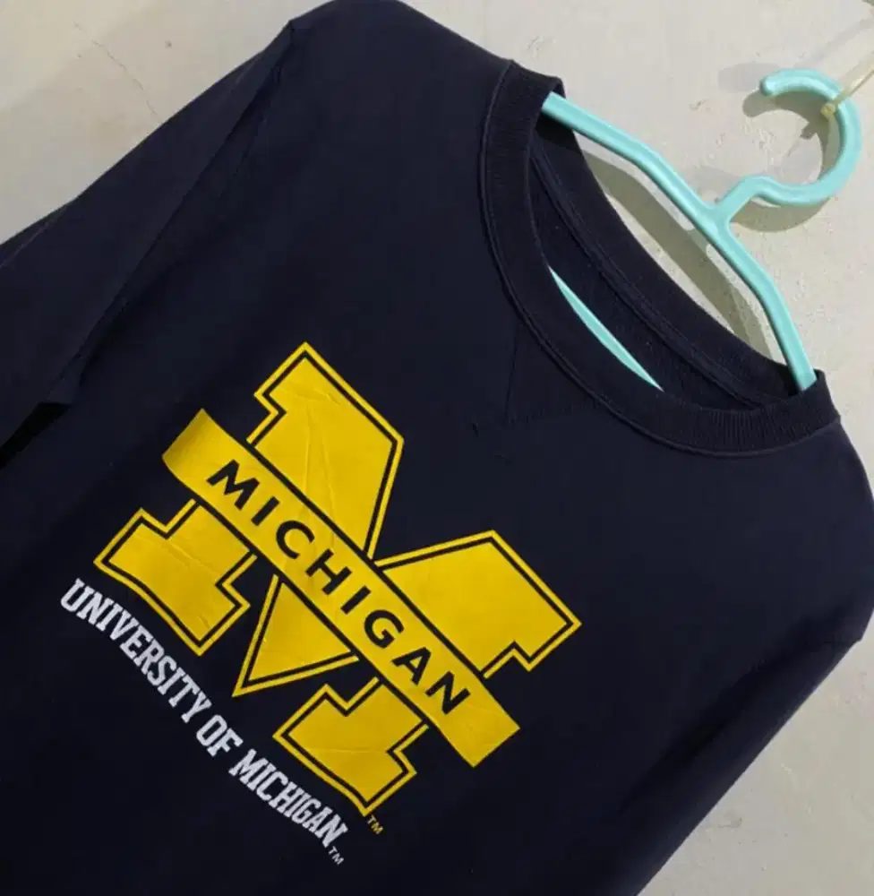 GLOBAL UNIQLO Crewneck Big Logo M