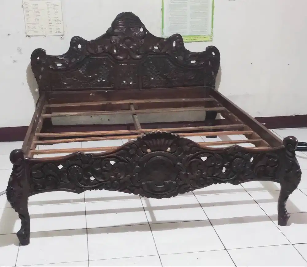 Kamar set ukiran jati. Tempat tidur, lemari dan meja rias