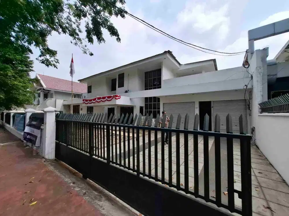 Di Jual Rumah Besar bisa buat usaha pinggir Jalan Raya Cempaka putih Tengah di Taman solo Cempaka Putih Jakarta Pusat