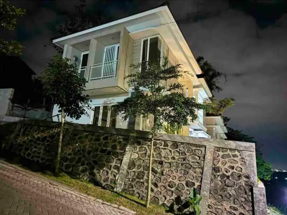 villa cantik murah 2 lt ada kolam renang dan bonus furniture lengkap di malang perbatasan batu dekat wisata, dekat kampus dan view istimewa. dekat sengkaling. BU SEGERA